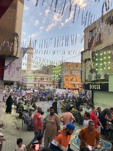 أهالي المنشية يستقبلون الصائمين بالسجاد