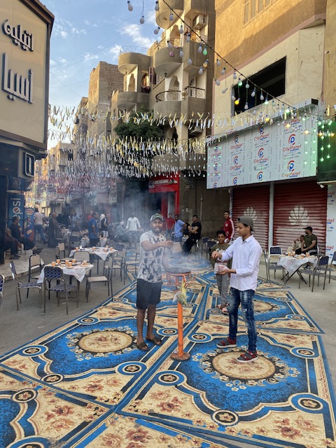 أهالي المنشية يستقبلون الصائمين بالسجاد