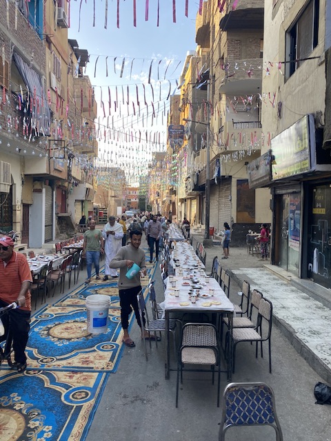 أهالي المنشية يستقبلون الصائمين بالسجاد