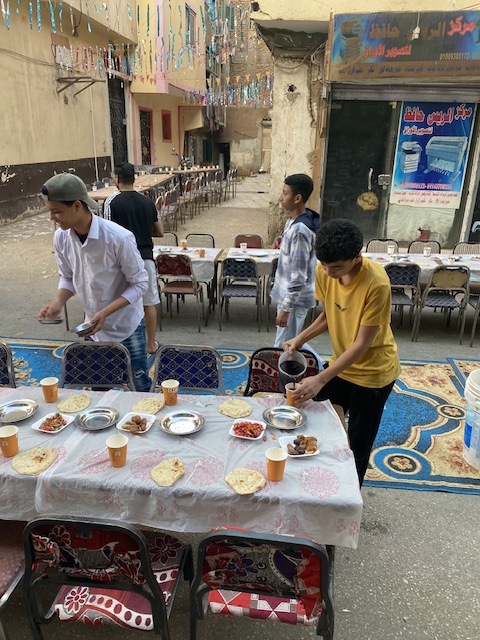 أهالي المنشية يستقبلون الصائمين بالسجاد