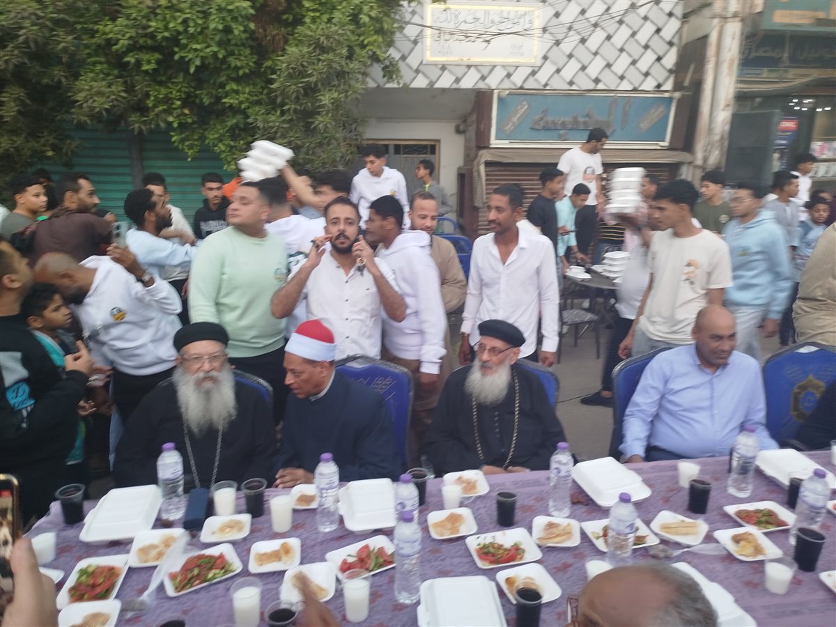 وفد كنسي يشارك في مائدة إفطار