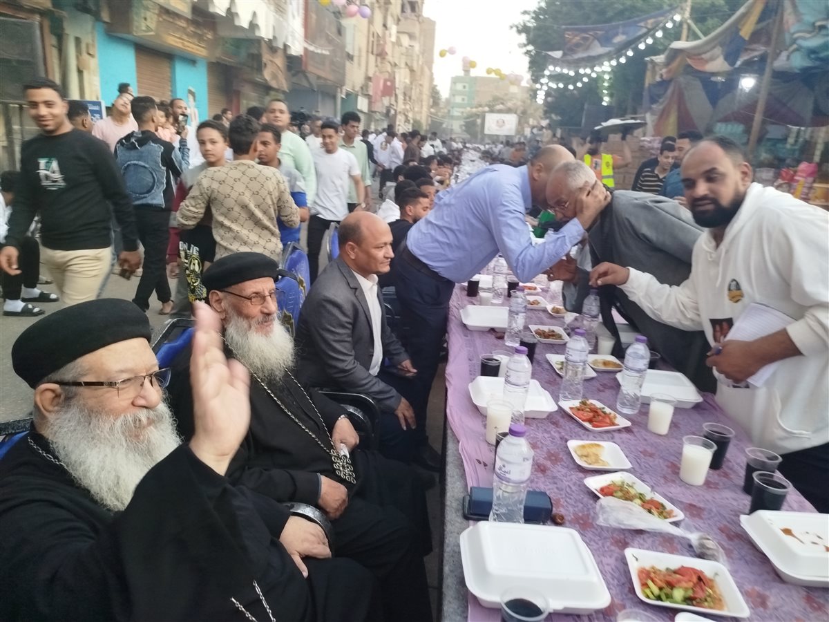 وفد كنسي يشارك في مائدة إفطار