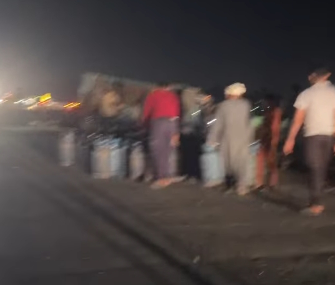 انقلاب سيارة نقل محملة بالأنابيب على الطريق الإقليمي بالمنوفية