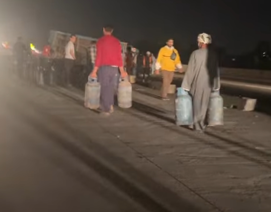 انقلاب سيارة نقل محملة بالأنابيب على الطريق الإقليمي بالمنوفية