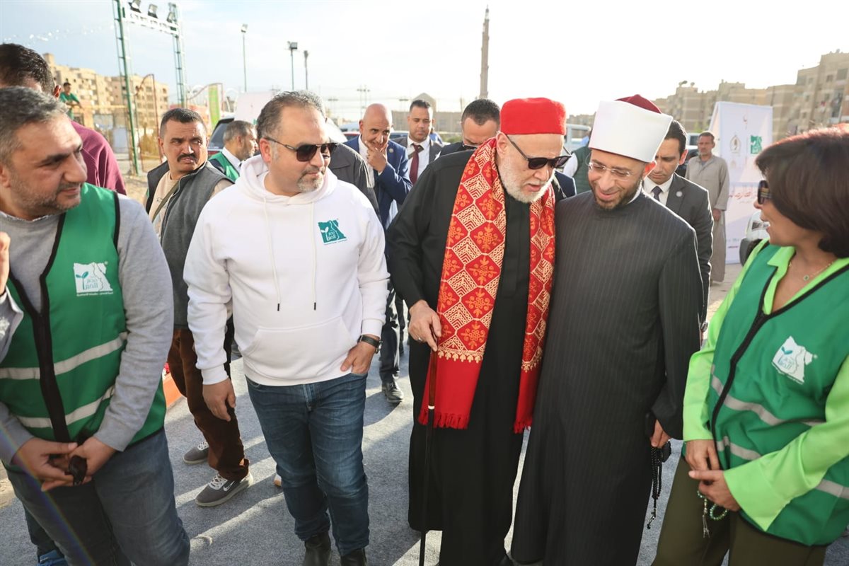 <strong>&nbsp;وزير الأوقاف والدكتور علي جمعة يتفقدان الخيمة الرمضانية</strong>
