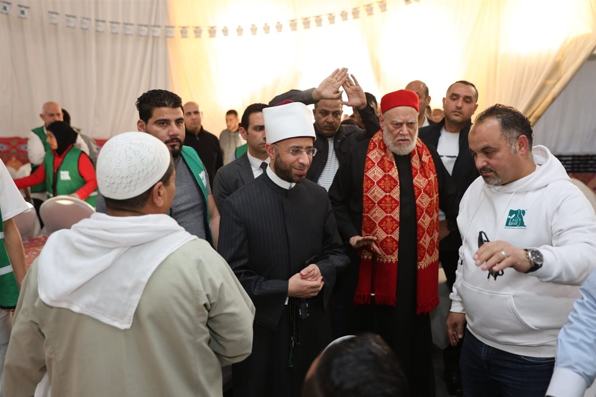 <strong>&nbsp;وزير الأوقاف والدكتور علي جمعة يتفقدان الخيمة الرمضانية</strong>