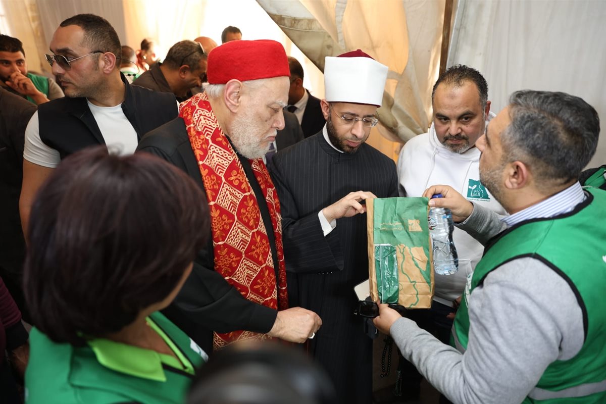 <strong>&nbsp;وزير الأوقاف والدكتور علي جمعة يتفقدان الخيمة الرمضانية</strong>