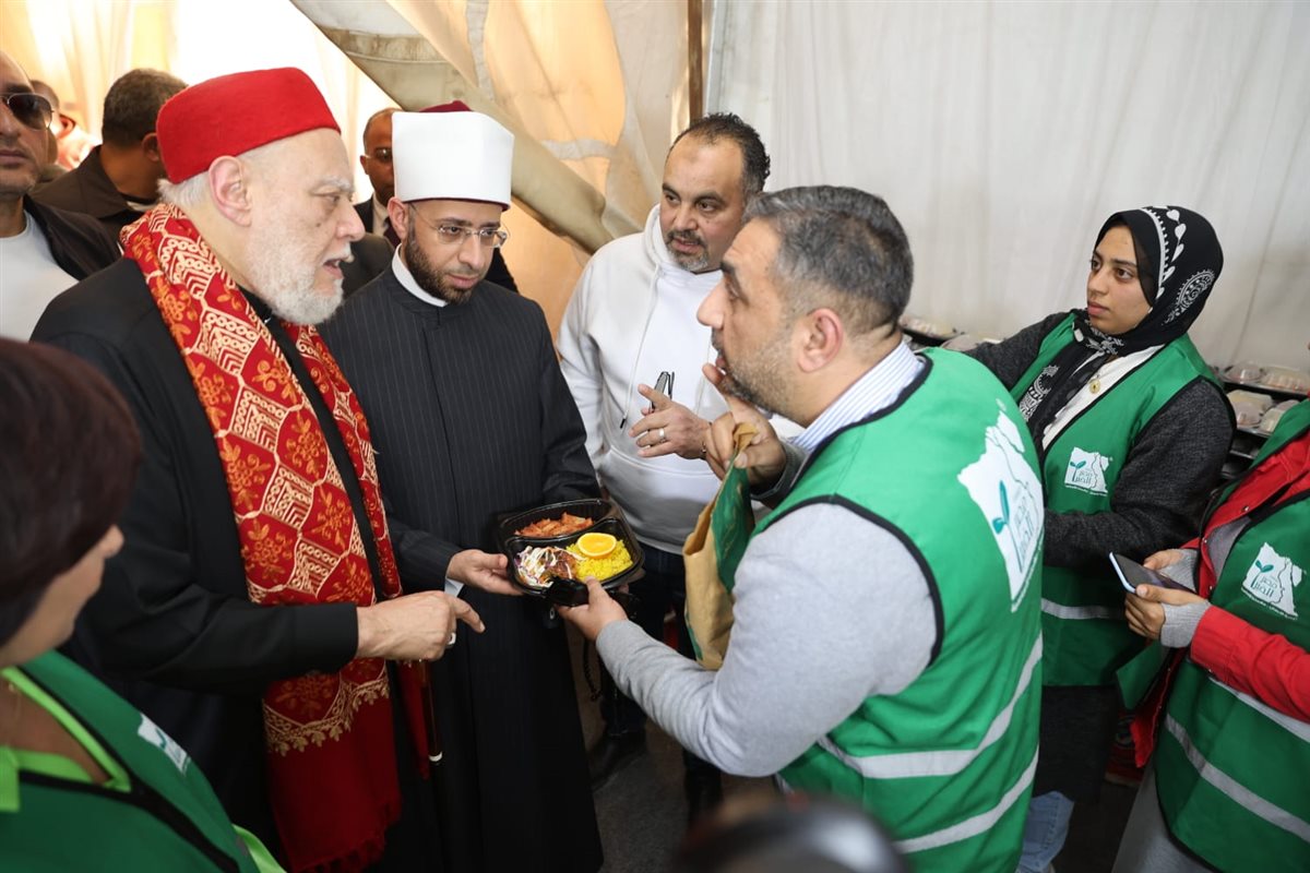 <strong>&nbsp;وزير الأوقاف والدكتور علي جمعة يتفقدان الخيمة الرمضانية</strong>