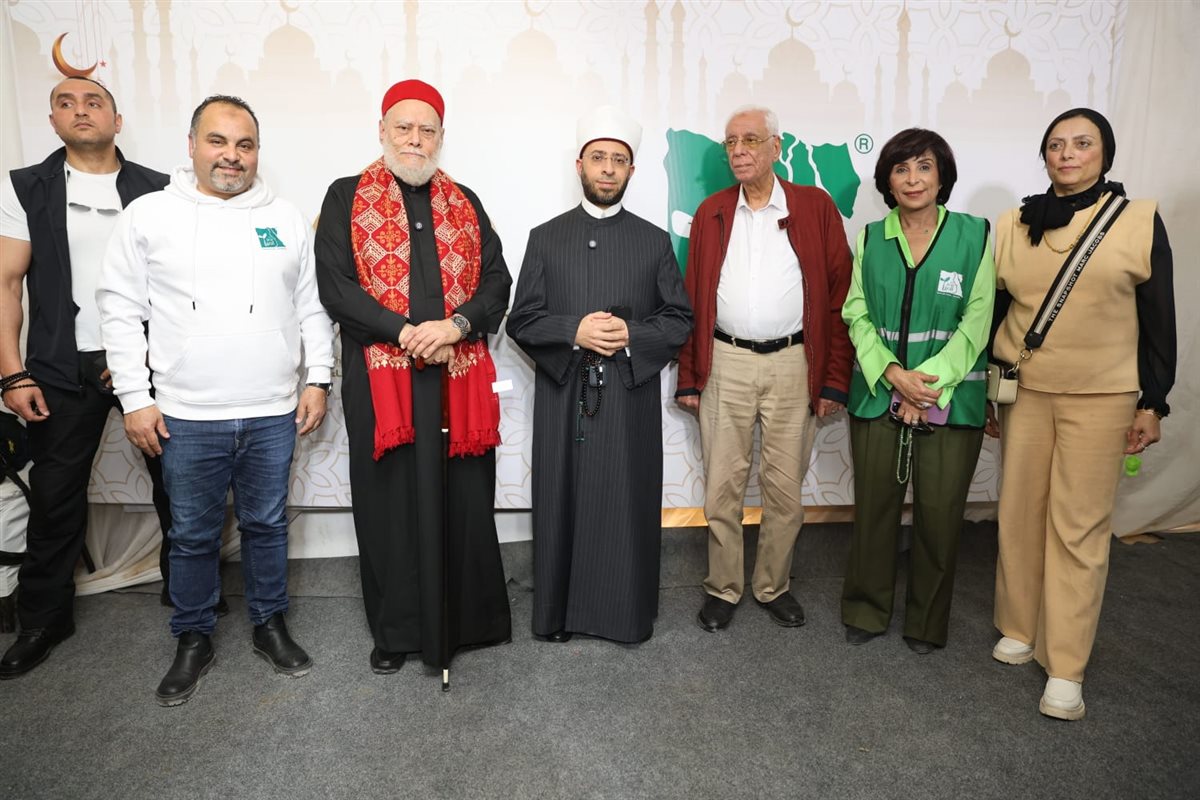 <strong>&nbsp;وزير الأوقاف والدكتور علي جمعة يتفقدان الخيمة الرمضانية</strong>