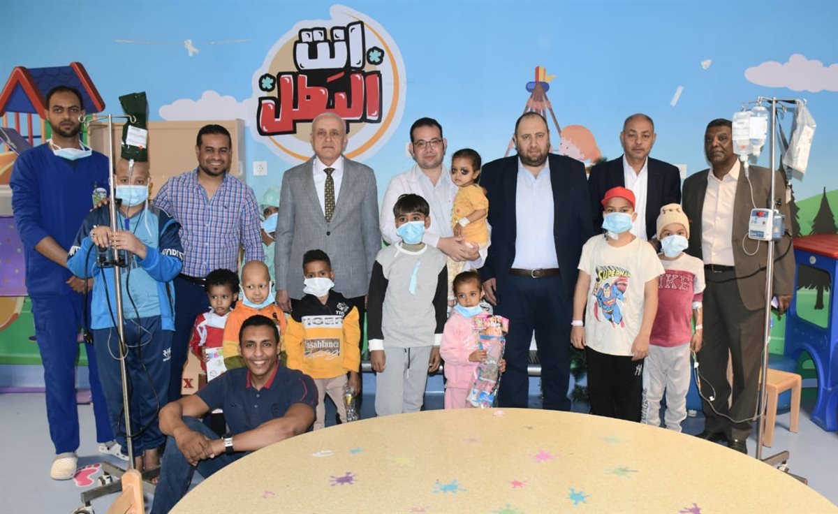 محافظ الأقصر يحتفل ومتحدي السرطان بالعيد