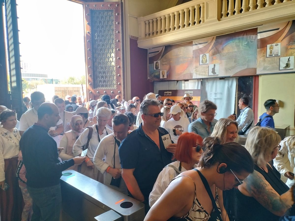 توافد كبير من السائحين العرب والأجانب لزيارة المتحف المصري بالتحرير