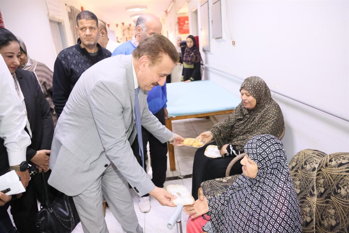 محافظ المنوفية يوزع كحك العيد على المرضى الفلسطينيين والمسنين في بركة السبع| صور&nbsp;