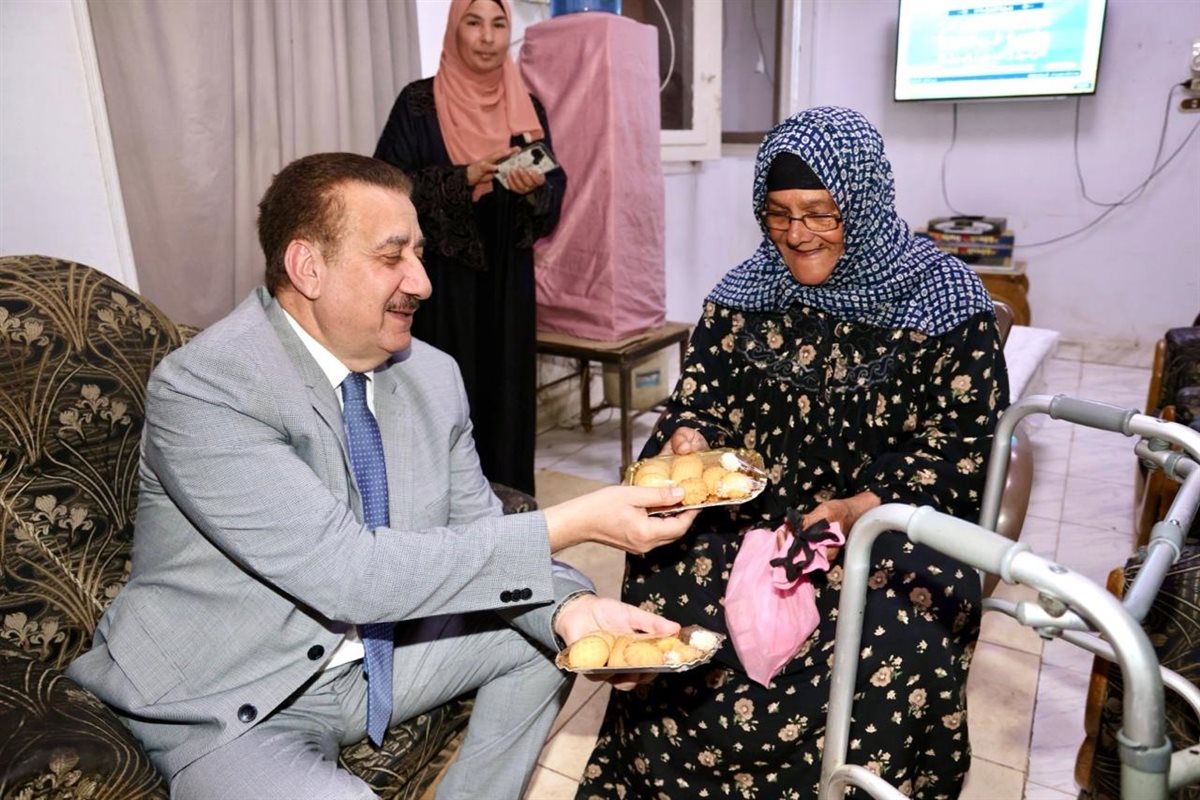 محافظ المنوفية يوزع كحك العيد على المرضى الفلسطينيين والمسنين في بركة السبع| صور&nbsp;