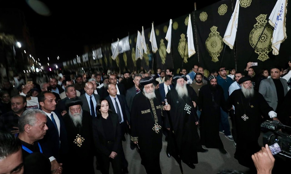 البابا يتقدم موكب استقبال جثمان نيافة الأنبا باخوميوس في دمنهور