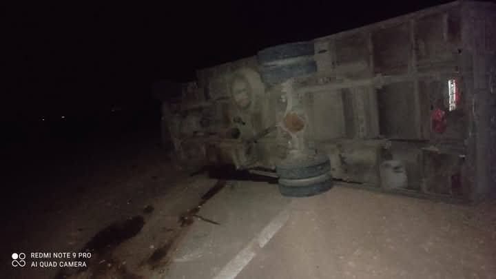 انقلاب سيارة نقل محملة بالبضائع في مطروح