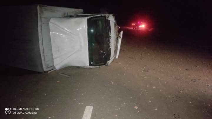 انقلاب سيارة نقل محملة بالبضائع في مطروح