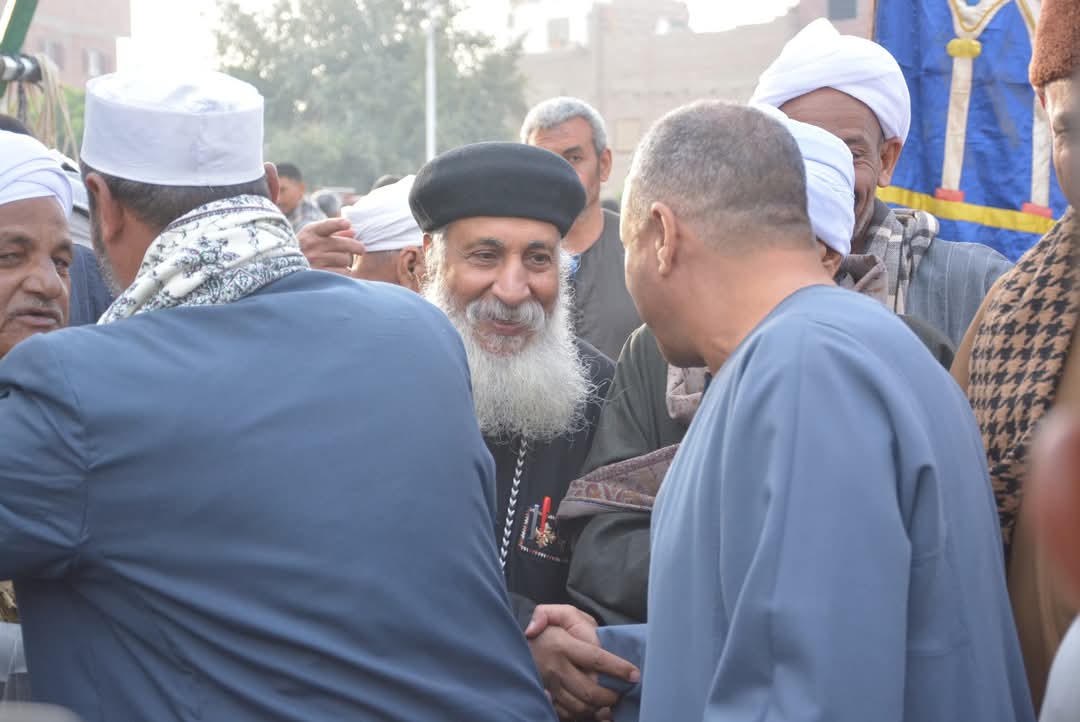 قس يوزع عيدية على الأطفال