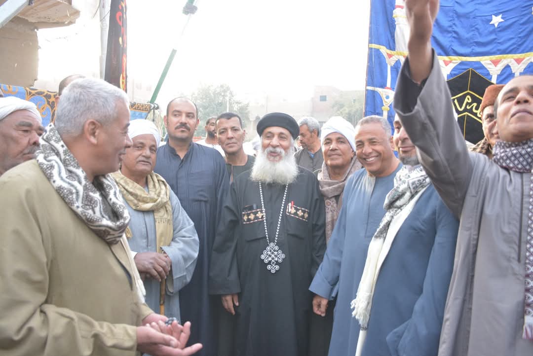 قس يوزع عيدية على الأطفال