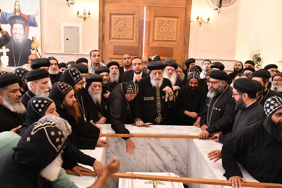 البابا تواضروس الثاني يصلي قداس وتجنيز نيافة الأنبا باخوميوس بالبحيرة