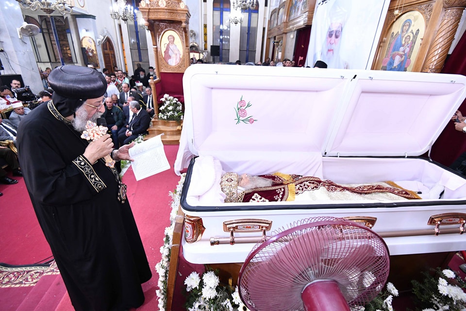 البابا تواضروس الثاني يصلي قداس وتجنيز نيافة الأنبا باخوميوس بالبحيرة