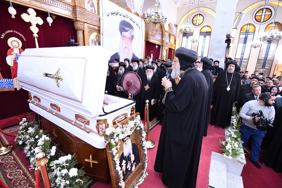 البابا تواضروس الثاني يصلي قداس وتجنيز نيافة الأنبا باخوميوس بالبحيرة