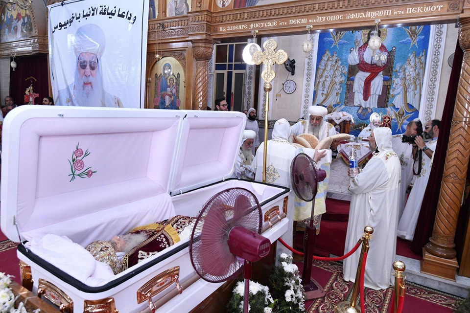 البابا تواضروس الثاني يصلي قداس وتجنيز نيافة الأنبا باخوميوس بالبحيرة