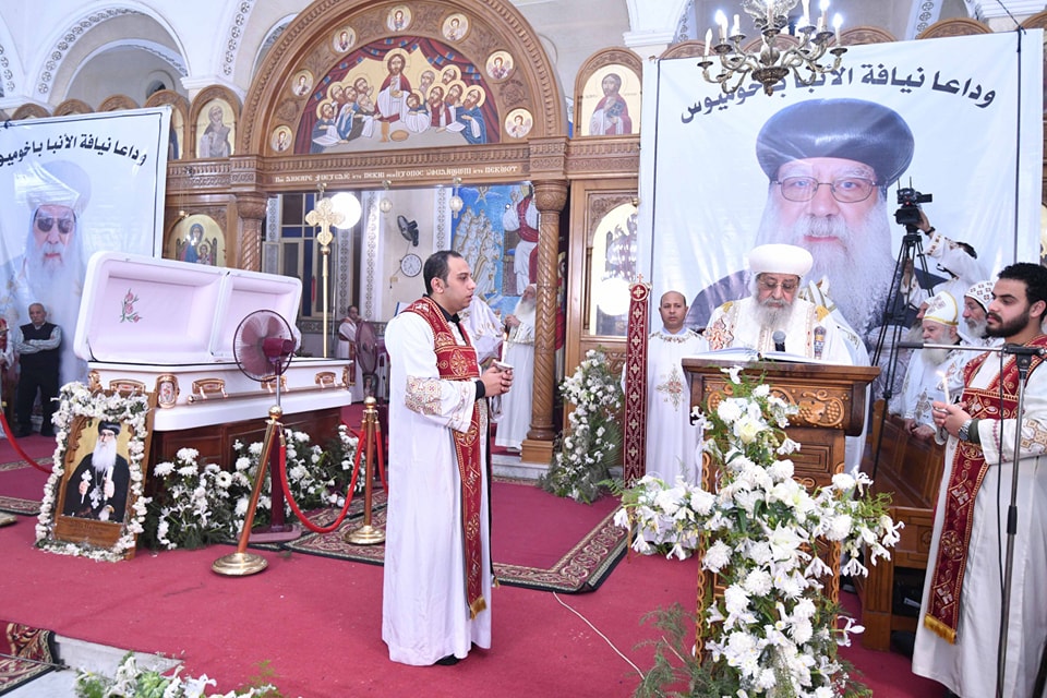 البابا تواضروس الثاني يصلي قداس وتجنيز نيافة الأنبا باخوميوس بالبحيرة