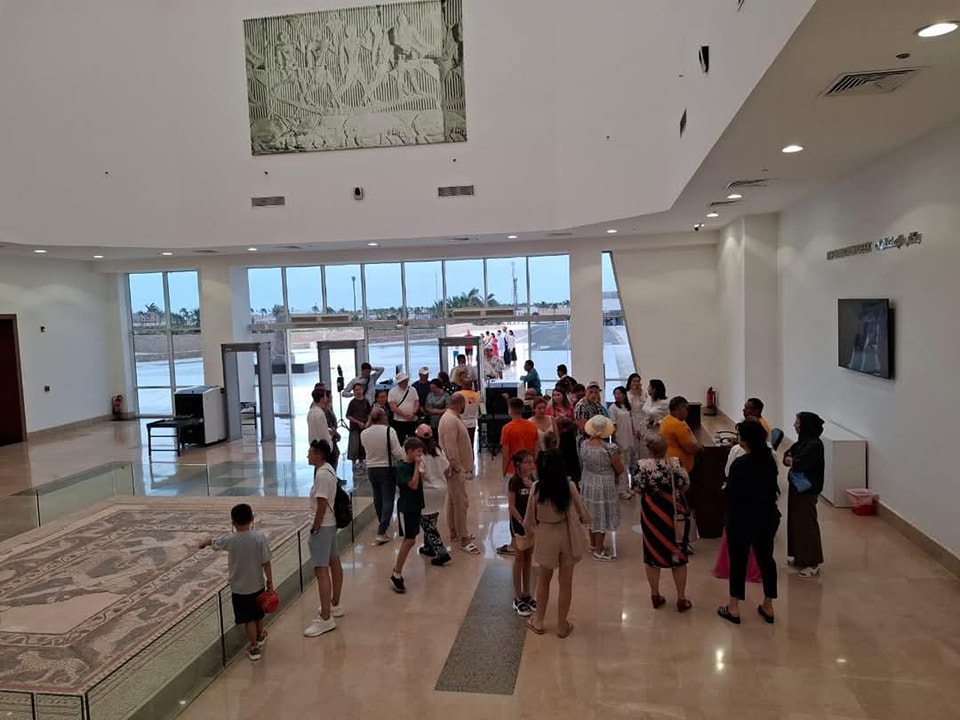 متحف شرم الشيخ يستقبل الزائرين في عيد الفطر بتوزيع الحلوى