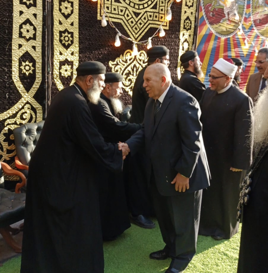 الدكتور شوقي علام واللواء عادل لبيب يقدمان واجب العزاء في الأنبا باخوميوس