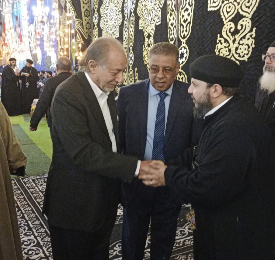 الفنان عبد العزيز مخيون يقدم واجب العزاء في الأنبا باخوميوس