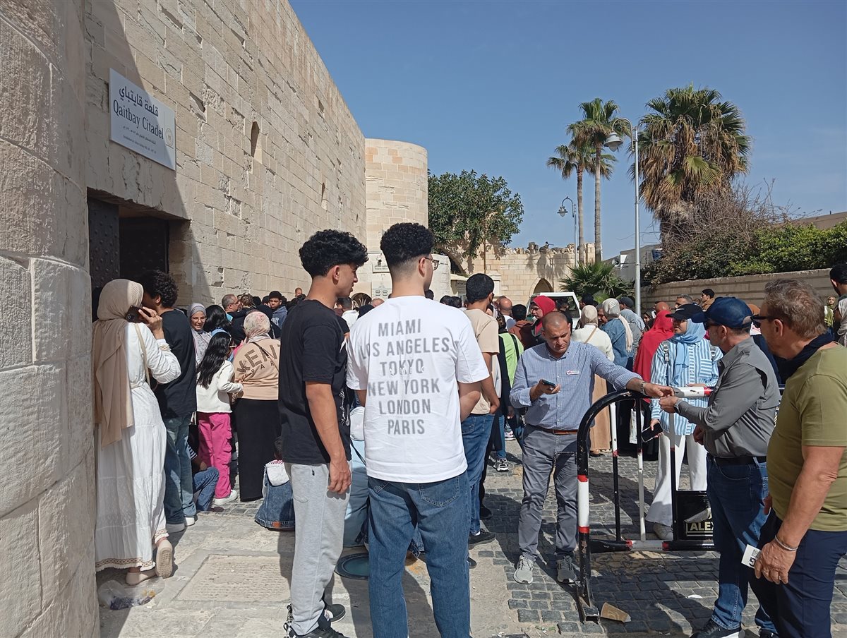 إقبال كبير من العرب والأجانب على زيارة قلعة قايتباي بالإسكندرية