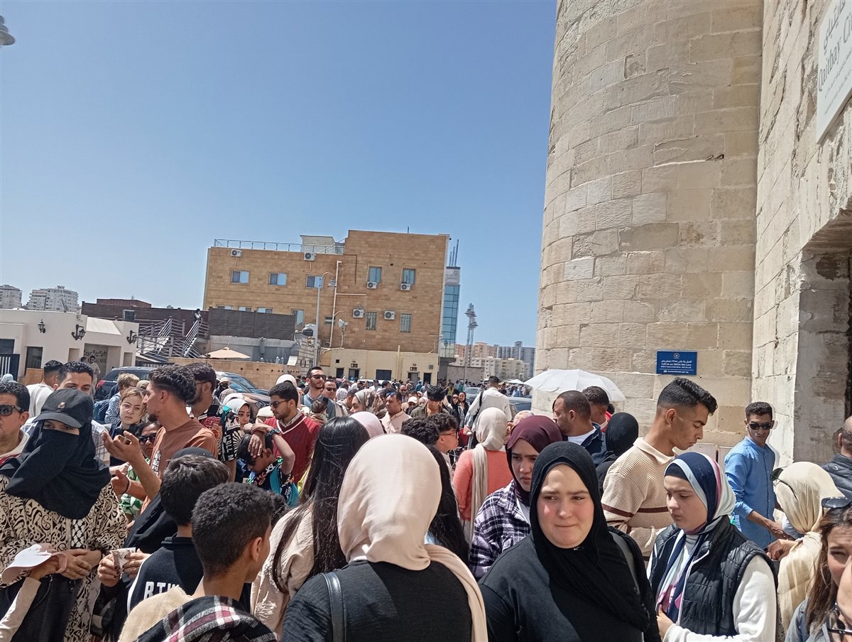 إقبال كبير من العرب والأجانب على زيارة قلعة قايتباي بالإسكندرية