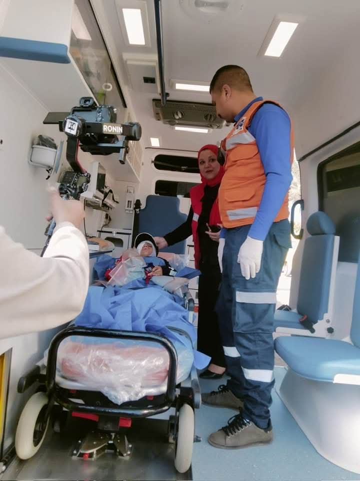 بعد نشر القاهرة 24.. فريق طبي وسيارة إسعاف مجهزة لنقل إيمان ضحية رشق الحجارة بقطار المنوفية إلى معهد ناصر|صور