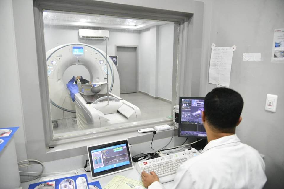 فحص الطفلة إيمان ضحية رشق الحجارة على قطار المنوفية