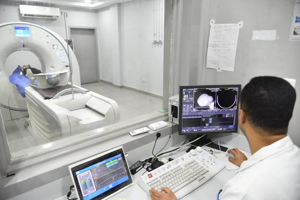 فحص الطفلة إيمان ضحية رشق الحجارة على قطار المنوفية