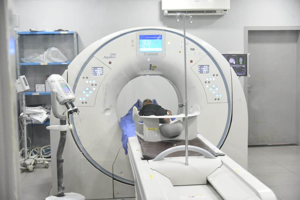 فحص الطفلة إيمان ضحية رشق الحجارة على قطار المنوفية