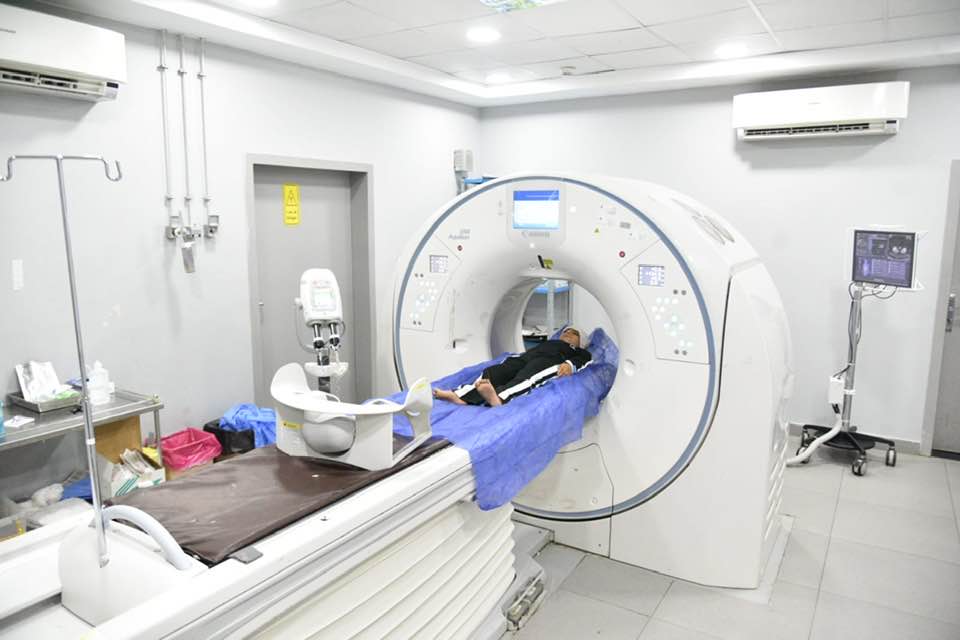 فحص الطفلة إيمان ضحية رشق الحجارة على قطار المنوفية