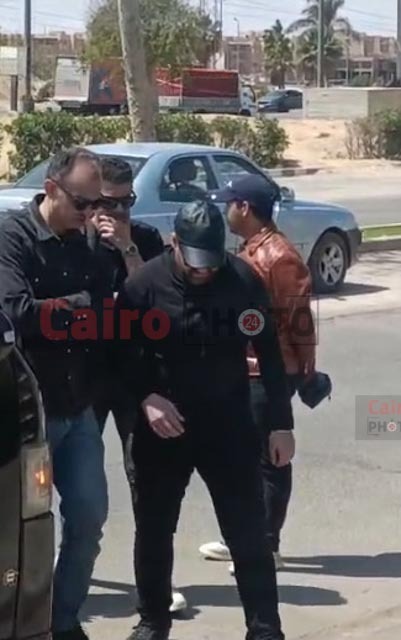 الحزن يسيطر على نضال الشافعي لحظة وصول جثمان زوجته هند محمد علي لصلاة الجنازة عليها