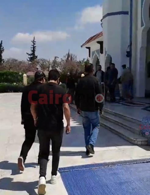 الحزن يسيطر على نضال الشافعي لحظة وصول جثمان زوجته هند محمد علي لصلاة الجنازة عليها