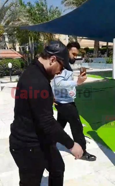 الحزن يسيطر على نضال الشافعي لحظة وصول جثمان زوجته هند محمد علي لصلاة الجنازة عليها