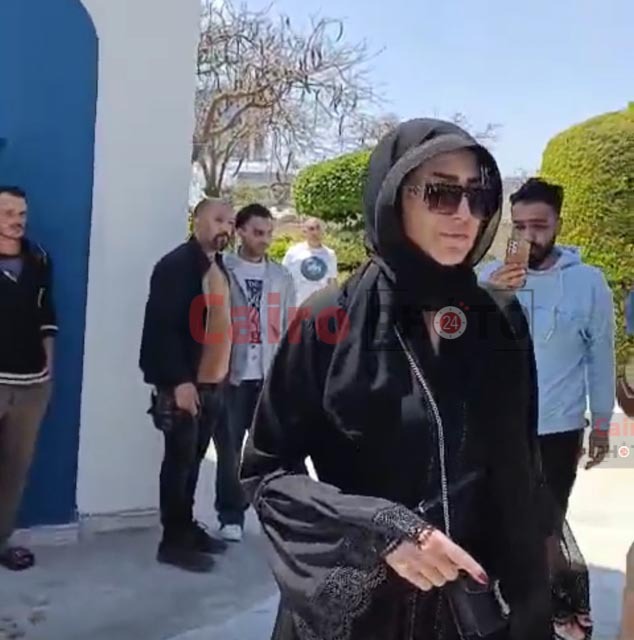 وفاء عامر في جنازة زوجة الفنان نضال الشافعي