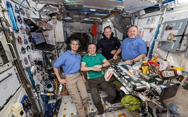 طاقم ناسا العالق في الفضاء