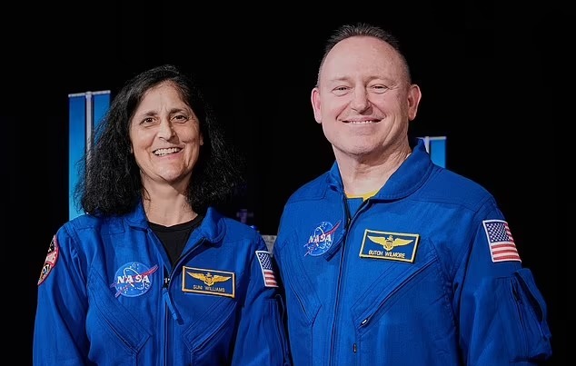 طاقم ناسا العالق في الفضاء