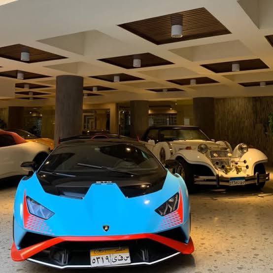 سياراتداخل جراج ميشيل أحد