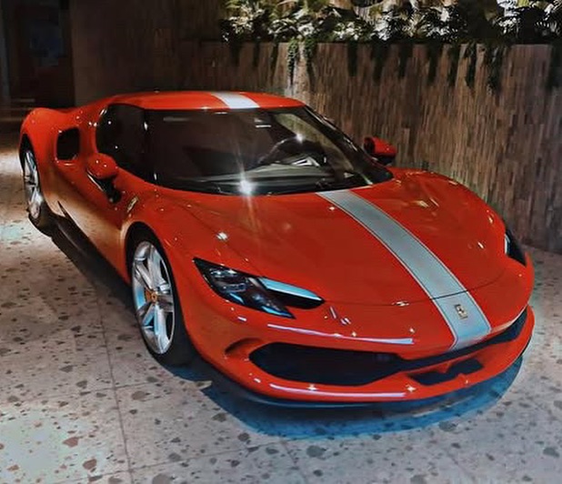 سياراتداخل جراج ميشيل أحد