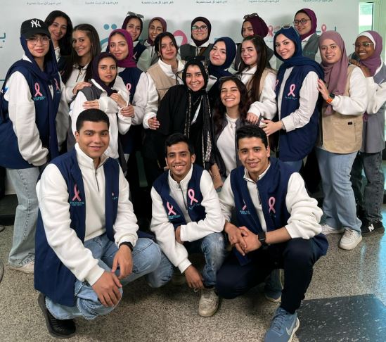 طلاب قسم العلاقات العامة بالفرقة الرابعة بقسم الإعلام بكلية الآداب بجامعة حلوان