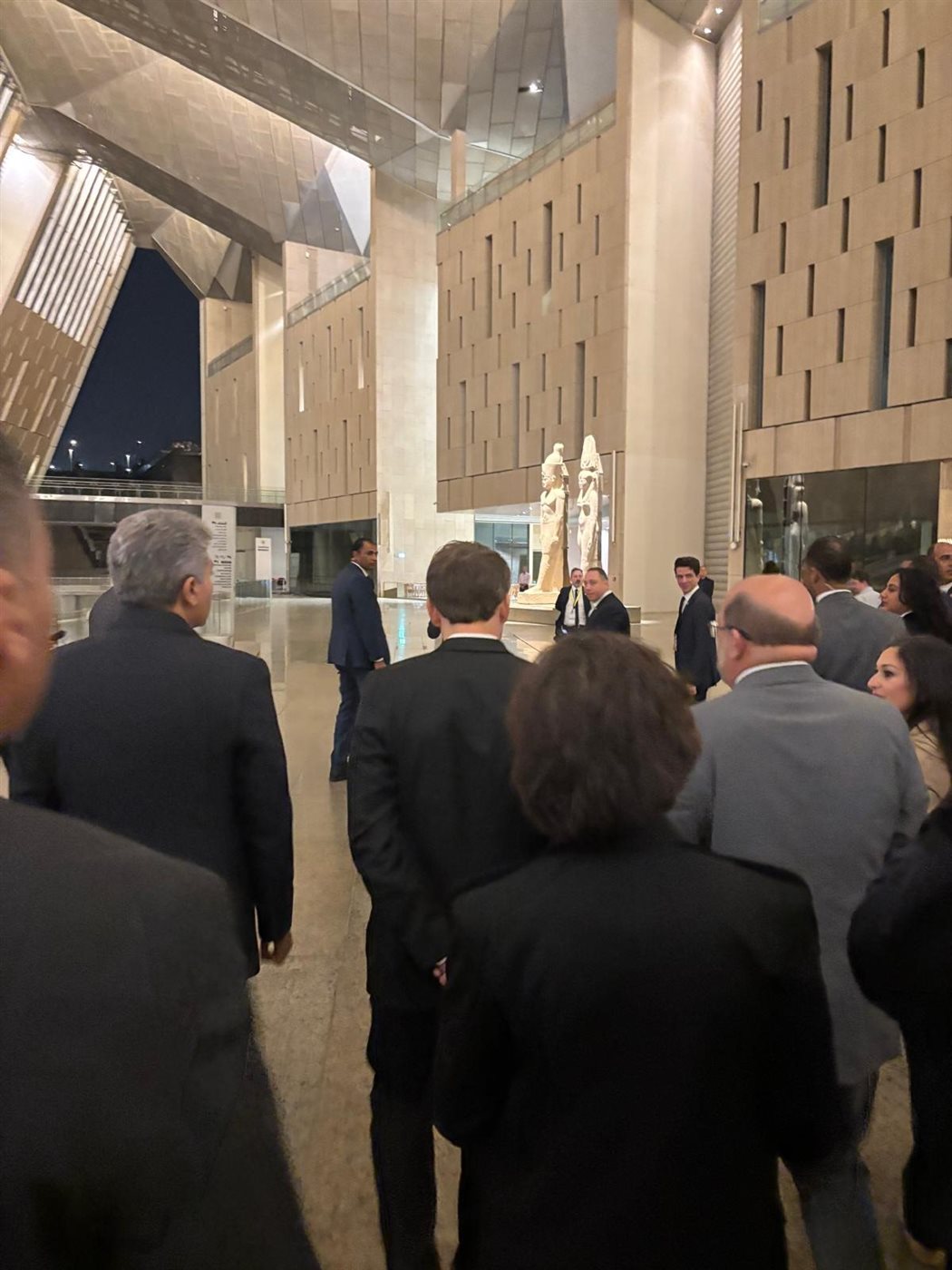 الرئيس الفرنسي إيمانويل ماكرون يزور المتحف المصري الكبير&nbsp;