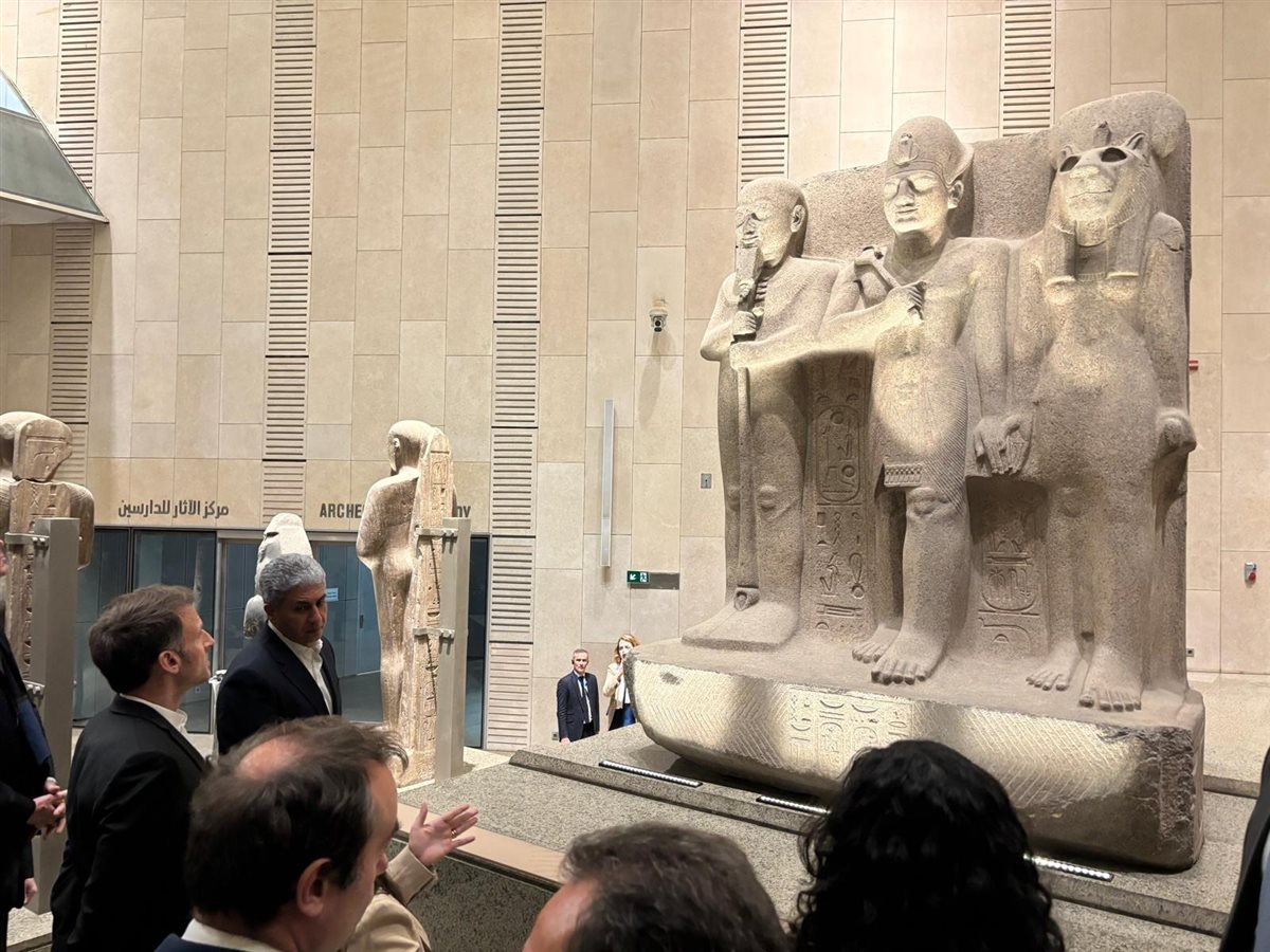 الرئيس الفرنسي إيمانويل ماكرون يزور المتحف المصري الكبير&nbsp;