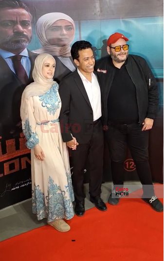 سامح حسين يصطحب زوجته على ريد كاربت فيلمه