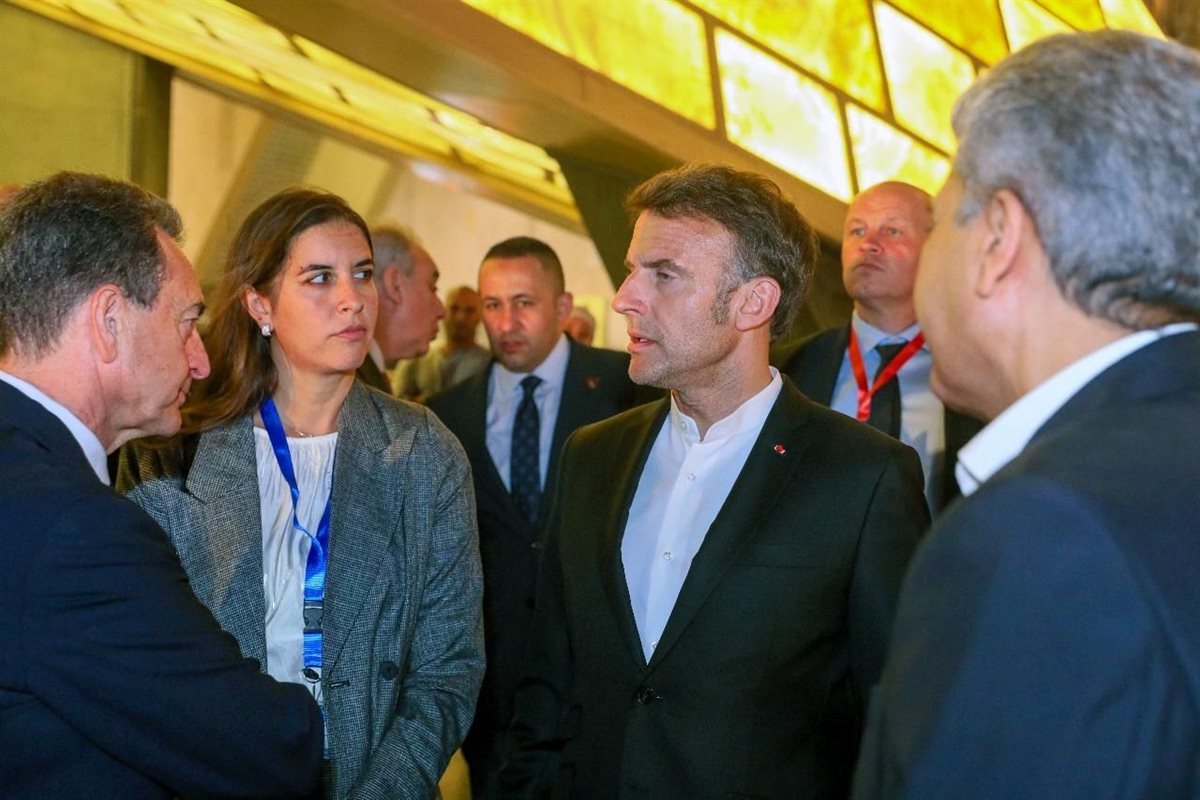 فرح الديباني رفقة الرئيس الفرنسي ماكرون